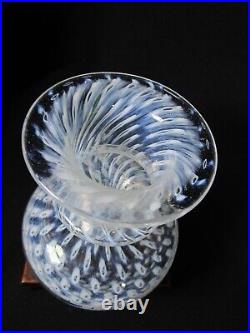 Beautiful Kosta Boda Signed Bertil Vallien Cirrus White Eyes Glass Baluste Vase