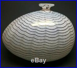 Kosta Boda BERTIL VALLIEN Signed APHRODITE BLACK & WHITE Art Glass Vase #48535