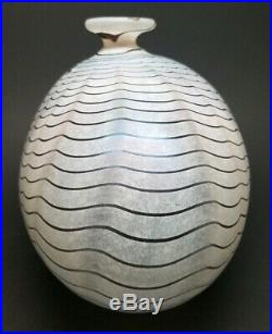 Kosta Boda BERTIL VALLIEN Signed APHRODITE BLACK & WHITE Art Glass Vase #48535
