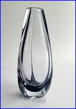 Kosta Boda Vicke Lindstrand. Vase in blue undercarriage. 1956. 16.5cm
