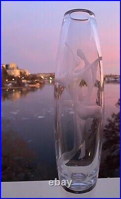 VICKE LINDSTRAND KOSTA BODA Vase Etched Dancing Couple Glass Signed 1950, H12